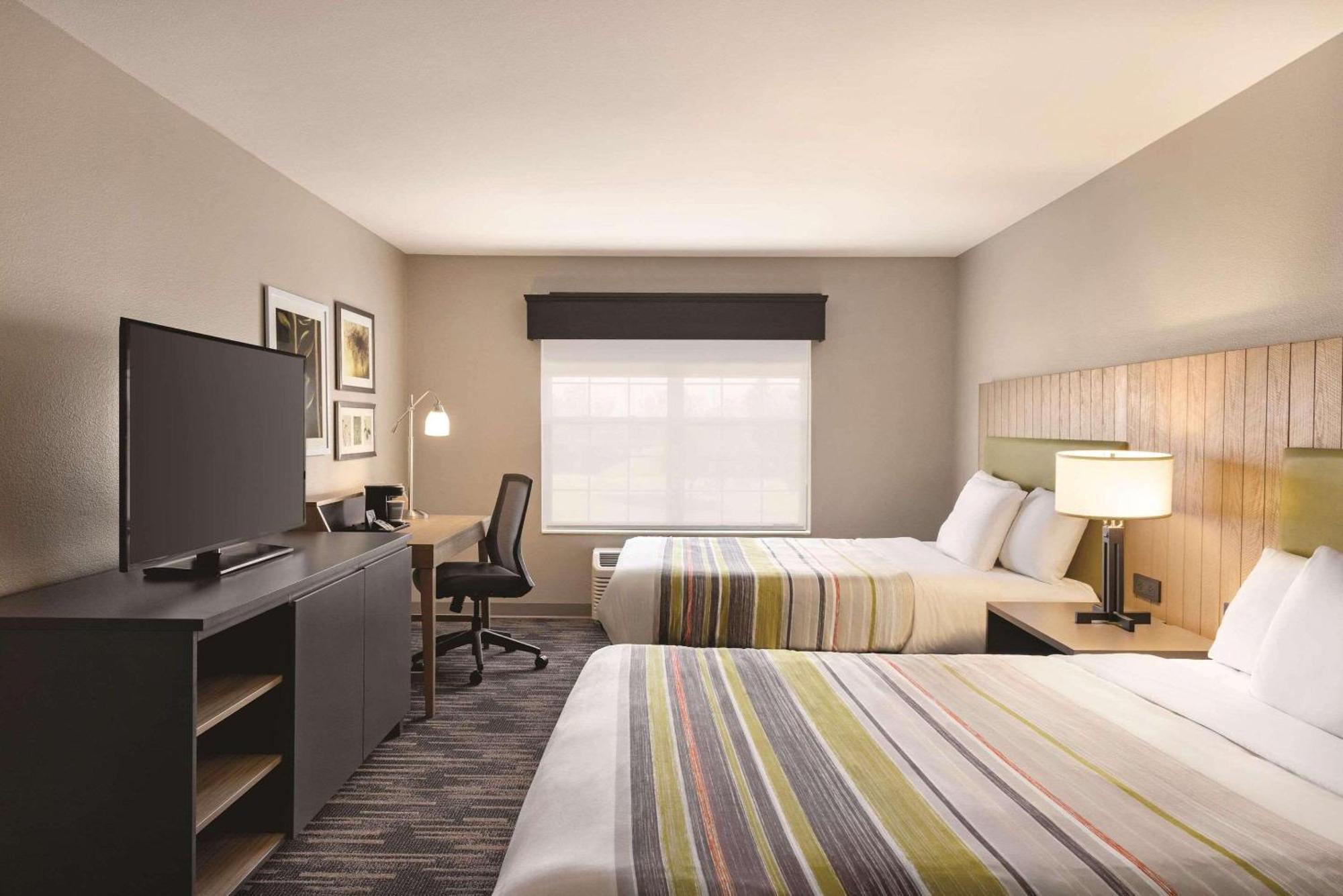 Country & By Radisson, Madison, Wi 3*